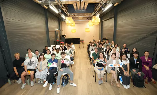 年輕創業家李迪（Daric）（前排，左五）和吳卓禧（Jackie）（前排，左四）一致認為，Future Ecopreneur Programme提供的資源與引導，讓他們完善綠色創業藍圖。