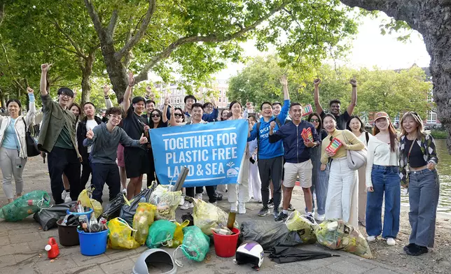 Future Ecopreneur Programme荷蘭考察團參加者親身回收運河的垃圾，見證如何將廢塑膠轉化為具商業價值的家具，體驗轉廢為能的商業模式。