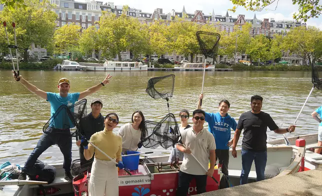 Future Ecopreneur Programme荷蘭考察團參加者親身回收運河的垃圾，見證如何將廢塑膠轉化為具商業價值的家具，體驗轉廢為能的商業模式。