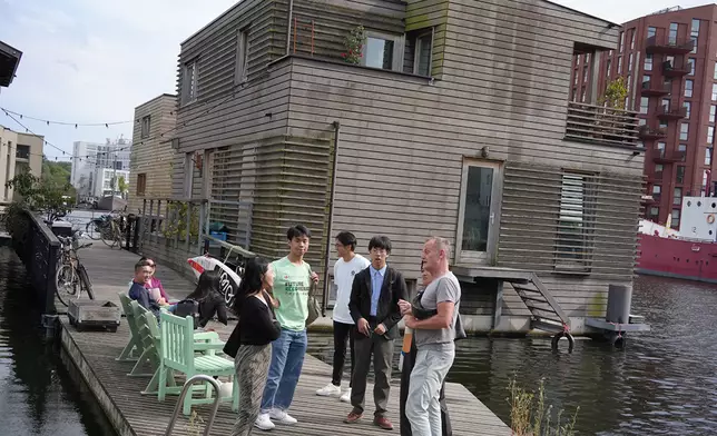 荷蘭考察團與 Schoonschip 水上社區的居民對話，了解浮動建築、能源自給及共享經濟的經驗。