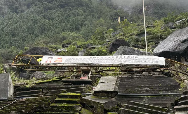在地震中，北川中學已經淪為廢墟，一半師生不幸遇難，圖中的橫幅便是遇難學生的母親，自地震發生以來每年三次的信。巴士的報記者攝