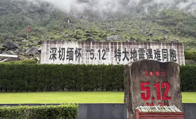 位於老北川中學初中部地震遺址的「『512』大地震遇難者紀念碑」。巴士的報記者攝