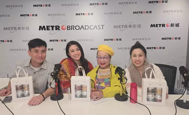 廖碧兒送上自家品牌咖啡給主持薛家燕、范振鋒及思敏。