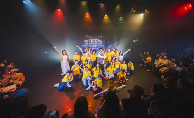 《童話帝國》故事講述立志成為電子遊戲設計師的童童，以及一向將電子遊戲視為不切實際的娛樂的媽媽，走進全新電子遊戲《童話帝國》虛擬世界的奇幻歷險。