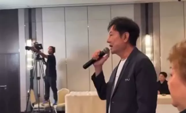 在眾人面前怒斥她「笨蛋」