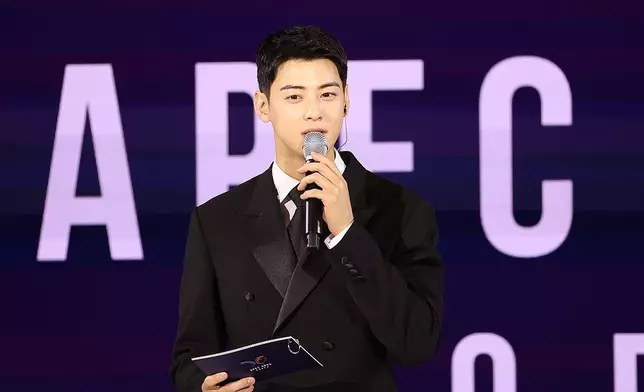 當兵中的車銀優早前在APEC晚宴上擔任主持人。網上圖片