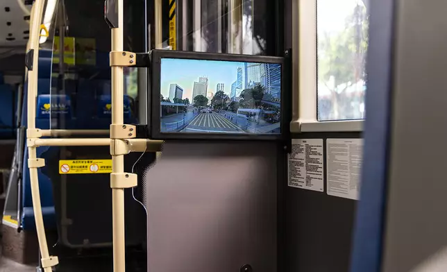 傷健乘客於「國際復康日」乘搭「觀光城巴」開篷巴士時，可透過車上特設的電視屏幕，欣賞到車外的城市風景 。