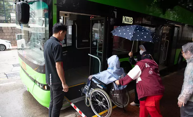 九巴及龍運於去年起與香港復康會合作，先後四次為中風人士安排乘車訓練。提供巴士模擬乘搭巴士時上車及行車，讓中風人士、家屬和照顧者能夠一起體驗巴士旅程更認識到車廂的無障礙設施，提升出行信心，幫助擴闊其生活圈子，重投社區 。