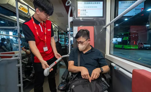 九巴巴士車廂引入雙輪椅位及輪椅區活動式扶手，以防止輪椅在車廂通道上翻倒或打滑，讓輪椅使用者有更
   舒適的乘車體驗。