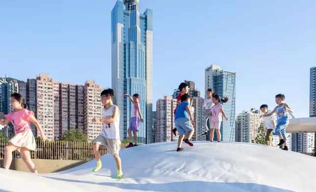 全港公共空間首個雲朵形狀戶外充氣遊樂設施。甯漢豪網誌