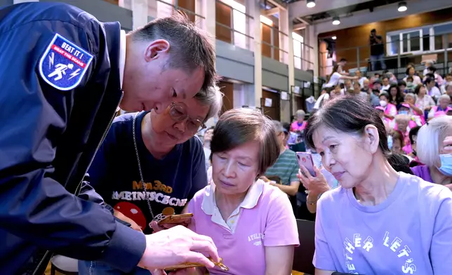 警務處商業罪案調查科反詐騙協調中心聯同中國移動香港舉辦「健康樂齡反詐講座」，為警方11月展開的「健康樂齡反詐月」一系列宣傳活動打響頭炮。