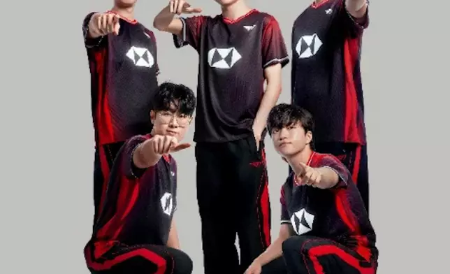 T1電競隊（後排左起）Oner（文炫竣）、Faker（李相赫）、Gumayusi（李珉炯）、（前排左起）Zeus（崔祐齊）、Keria（柳岷析）。