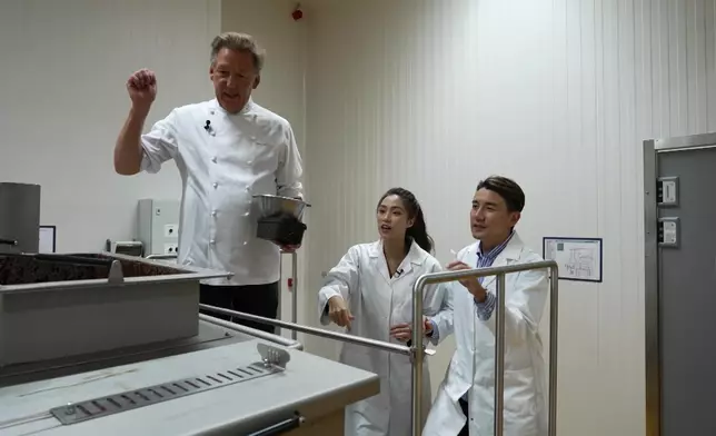 二人去到朱古力工廠，化身「朱古力掌門人」。