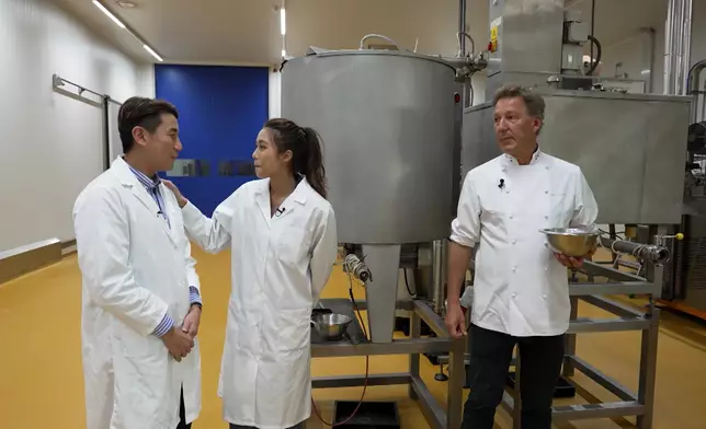 品嚐帶苦味的純100%可可豆，Tiffany好奇：「點解你唔覺得苦嘅？」