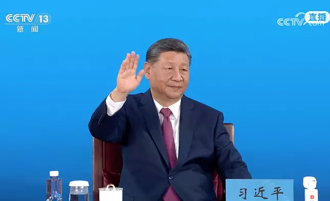 習近平向運動員揮手。央視截圖