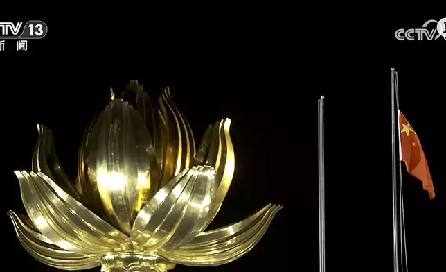澳門金蓮花廣場同步升起國旗。央視截圖