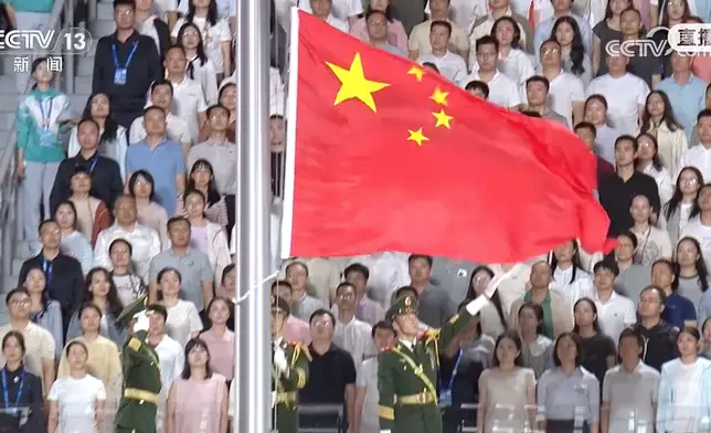 會場升起國旗。央視截圖