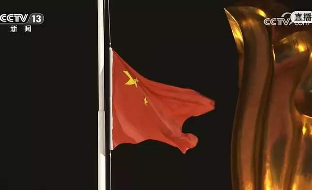 香港金紫荊廣場同步升起國旗。央視截圖
