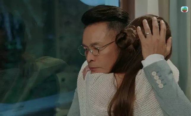 對著小女兒，安仔盡是憐惜、慈祥與不捨。