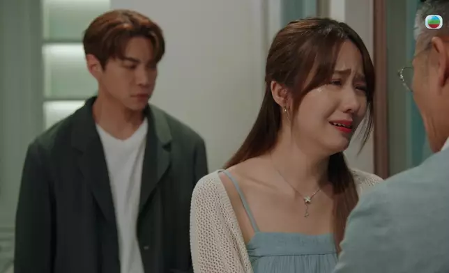 對著小女兒，安仔盡是憐惜、慈祥與不捨。