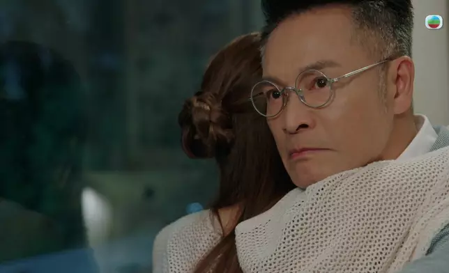 對著硬頸的三兒子，安仔帶著可憐的態度求和，化解恩怨後眼神盡是安慰。