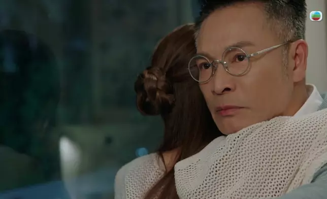 對著硬頸的三兒子，安仔帶著可憐的態度求和，化解恩怨後眼神盡是安慰。