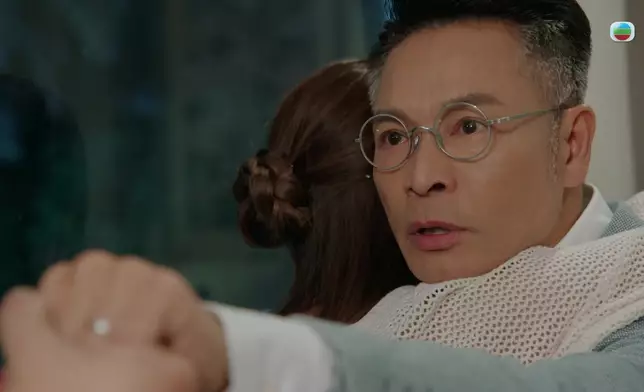 對著硬頸的三兒子，安仔帶著可憐的態度求和，化解恩怨後眼神盡是安慰。