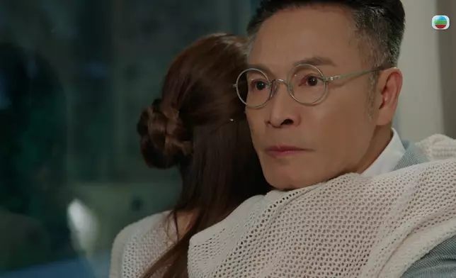 對著硬頸的三兒子，安仔帶著可憐的態度求和，化解恩怨後眼神盡是安慰。