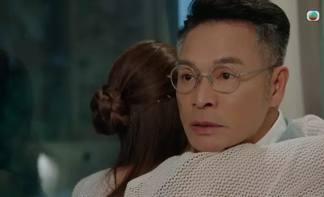 對著硬頸的三兒子，安仔帶著可憐的態度求和，化解恩怨後眼神盡是安慰。