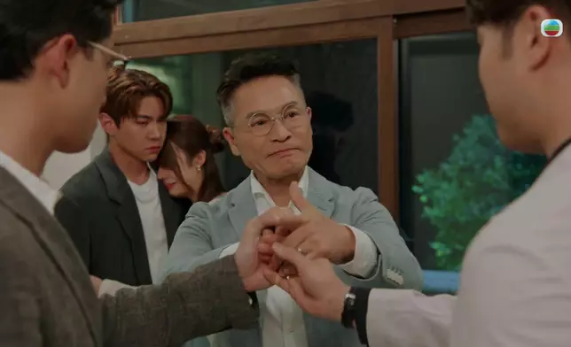 對住大仔同二仔，安仔平時雖然成日鬧佢哋，但眼神明顯其實以佢哋為榮。