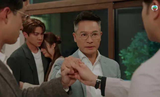 對住大仔同二仔，安仔平時雖然成日鬧佢哋，但眼神明顯其實以佢哋為榮。