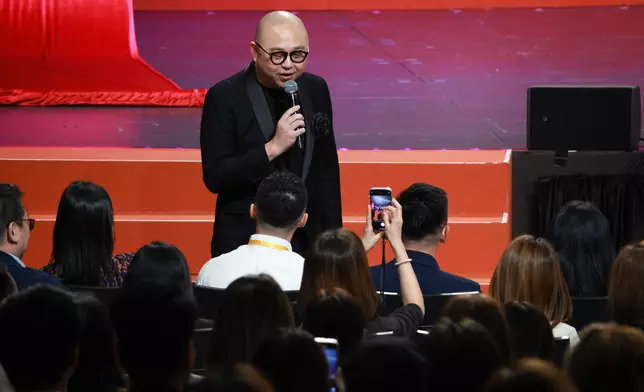 阿Bob即場幫呢兩位未脫單嘅女士相睇，笑咗。