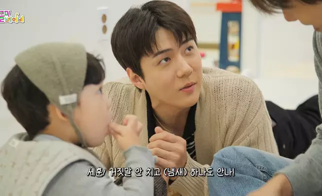 KAI與世勳拿起Yijin的腳仔狂聞。影片截圖