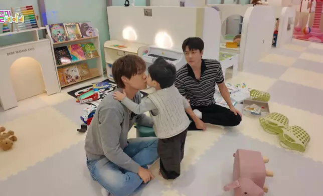 結尾時Yijin主動錫錫兩位EXO叔叔。影片截圖