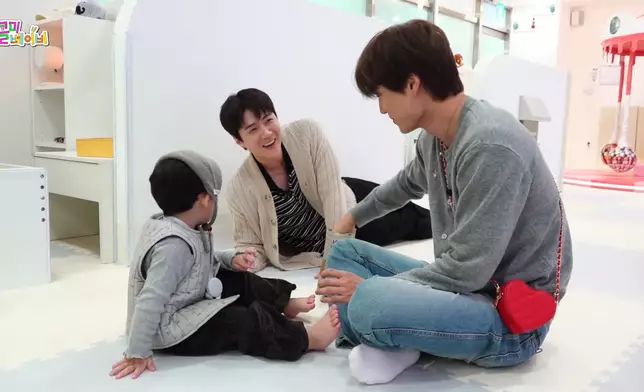 二人和Yijin的親密互動引來網友兩極反應。影片截圖