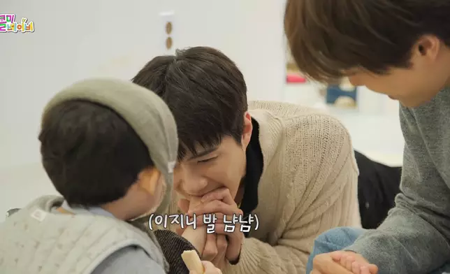 世勳還作狀想吃下Yijin的腳仔。影片截圖