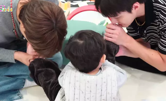 二人多次近距離想聞寶寶身上的味道。影片截圖