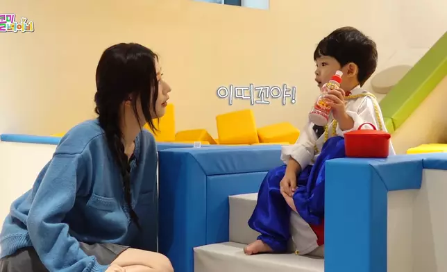 I-DLE薇娟輕碰Yijin腳時，他露出了抗拒神情。影片截圖