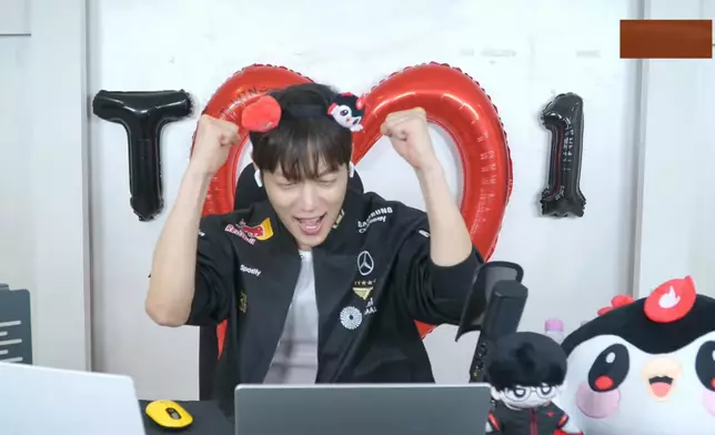 斗俊見證T1奪勝一刻非常興奮。影片截圖