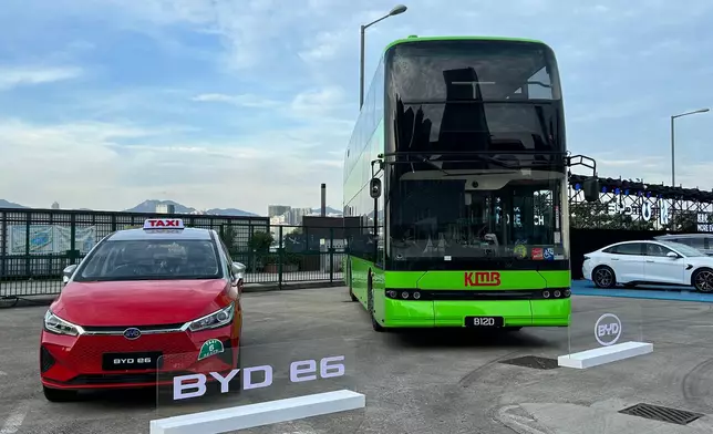 比亞迪電動的士（e6）與電動巴士（B12D）。巴士的報記者攝