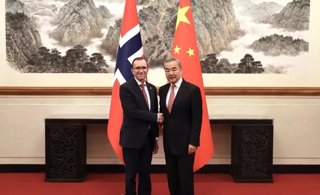 王毅（右）與艾德（左）合照。Espen Barth Eide X圖片