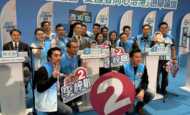 2號李梓敬的打氣團隊。巴士的報記者攝