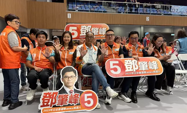 5號鄧肇峰的拉票團。巴士的報記者攝