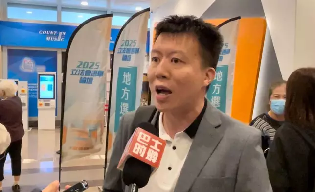 黃先生認為論壇可以讓大家知道候選人的理念，從而選擇心儀候選人。巴士的報記者攝