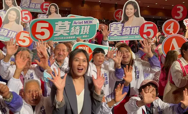 經民聯莫綺琪(中)。巴士的報記者攝