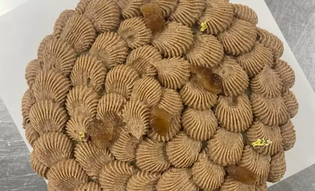 港女曬出自製的蛋糕，卻遭網友們熱議。網上圖片