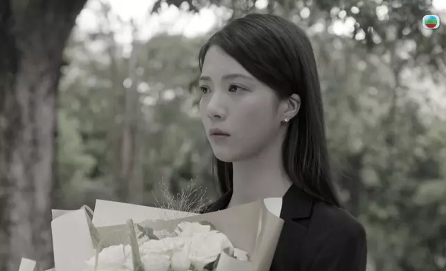 喪禮上嘅曉華原本哭得空洞。