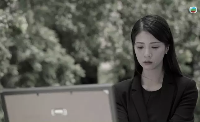 喪禮上嘅曉華原本哭得空洞。