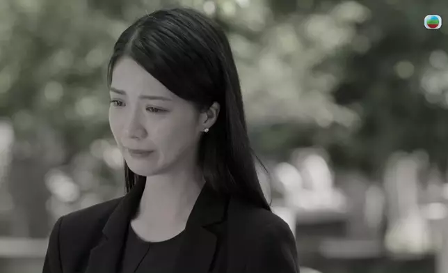 但因為想念仰天，佢嘅眼神多咗份溫柔同掛念。