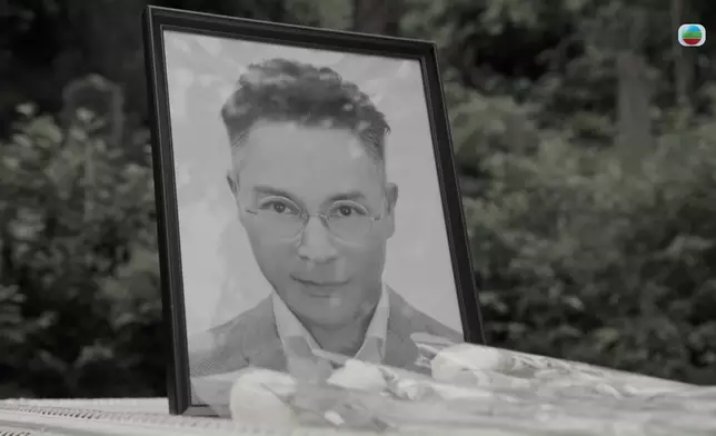 但因為想念仰天，佢嘅眼神多咗份溫柔同掛念。